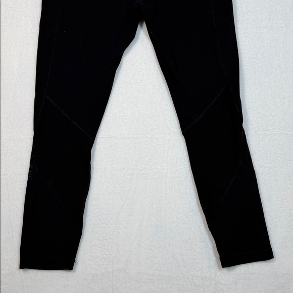 Athleta Women’s Black Mesh Salutation Leggings size Medium with pockets - Picture 5 of 8